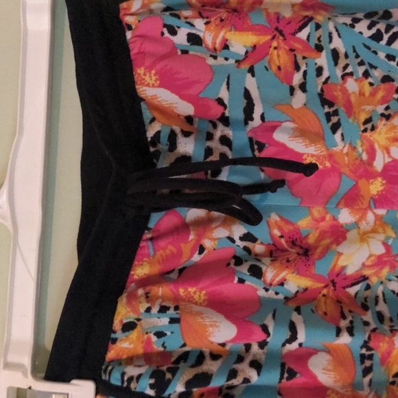 NOBO, Shorts w Blue and Pink Floral Design, Size L/G (11-13) - Picture 4 of 12